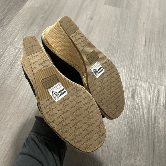 Toms | NWT black canvas wedges - Picture 4 of 4